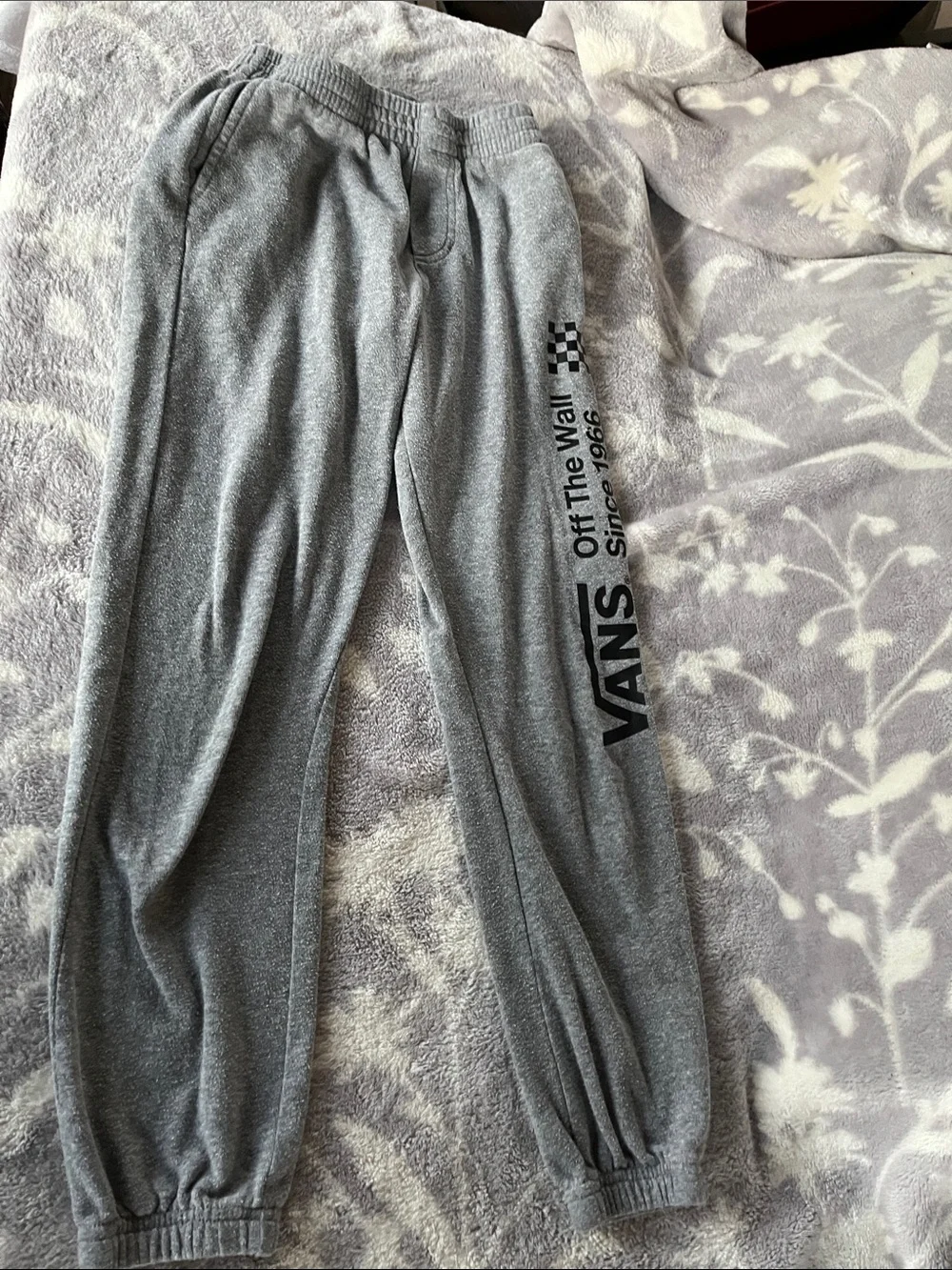 5 PC Big BOYS  Sz Small DKNY hoodie/ Vans shorts & joggers / RCVA  & Tommy